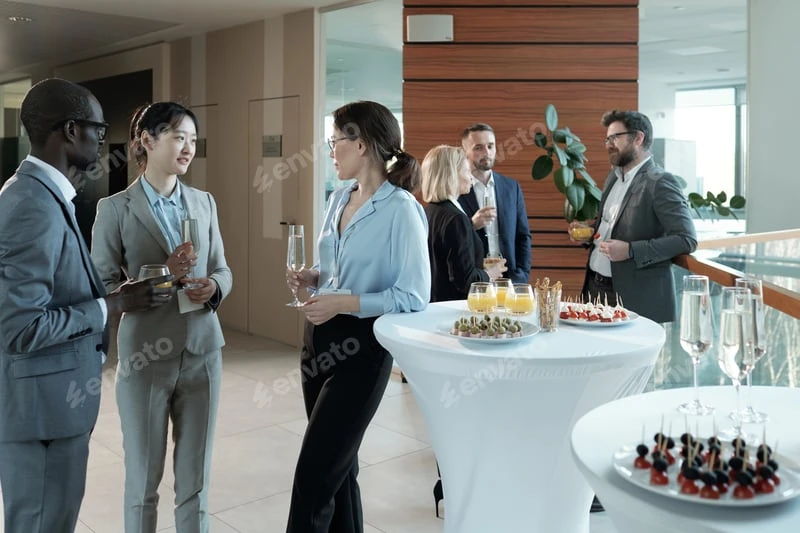Goście podczas firmowego wydarzenia networkingowego