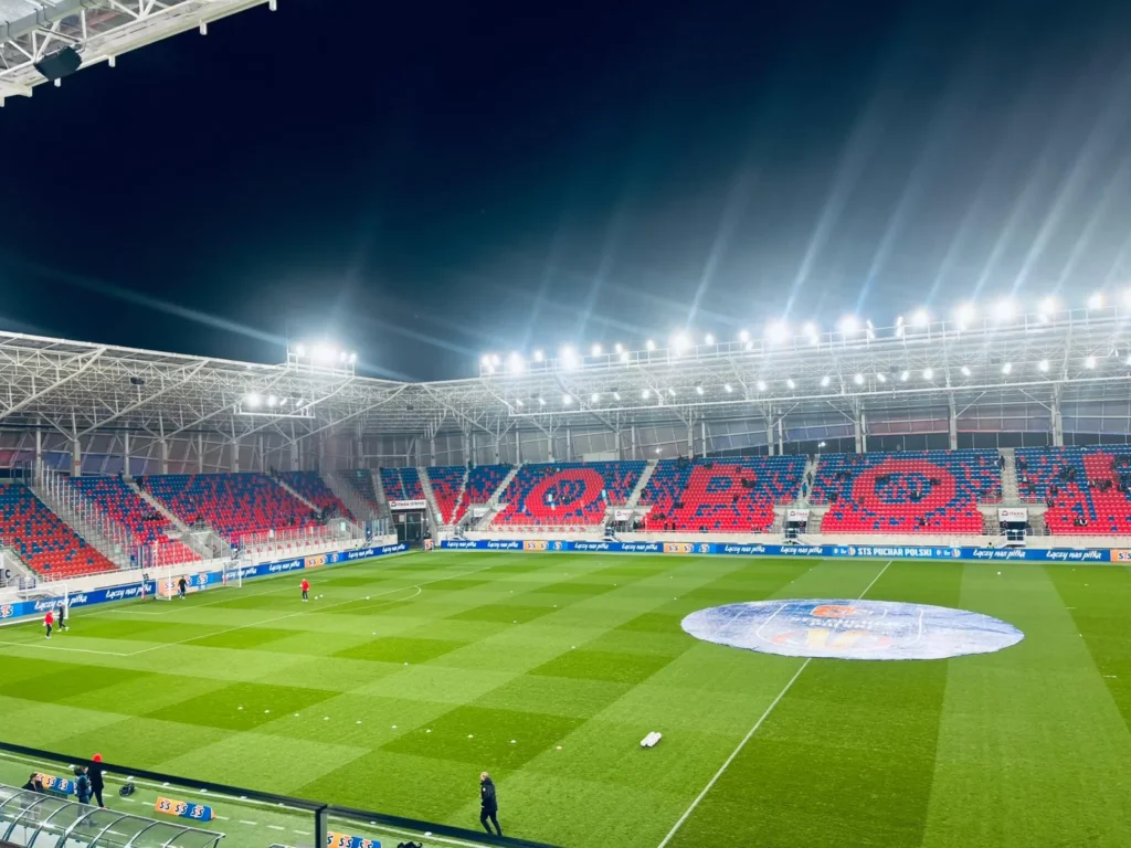 Stadion ITAKA ARENA w Opolu podczas wieczornego wydarzenia reprezentacji Polski U20
