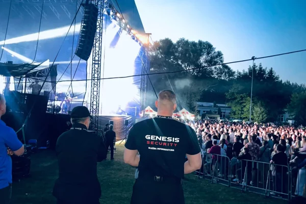 Pracownicy Genesis Security przy scenie podczas obchodów 25-lecia Powiatu Krapkowickiego