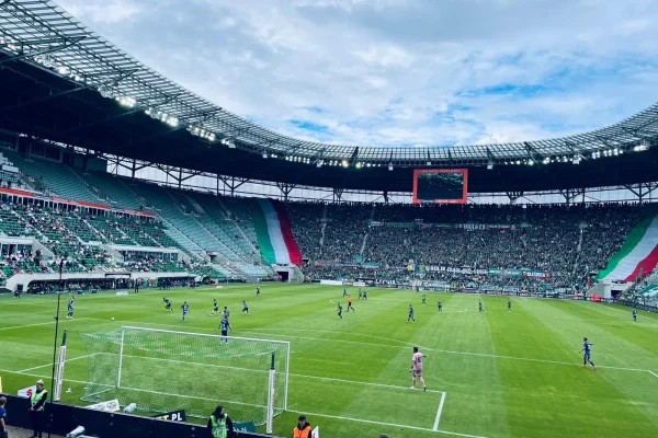 Widok boiska i trybun Tarczyński Arena we Wrocławiu