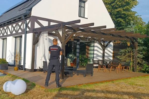 Pracownik Genesis Security przed chronioną rezydencją