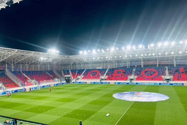 Stadion ITAKA ARENA w Opolu podczas wieczornego wydarzenia reprezentacji Polski U20