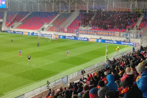 Boisko i trybuny ITAKA ARENA podczas wieczornego meczu STS Pucharu Polski